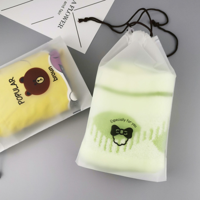Dibujos animados de plástico esmerilado con cuerda y bolsa con cordón, calcetines, cosméticos, ropa interior, toalla de limpieza y bolsa de embalaje