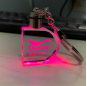 Кредитная гарантия Пользовательская 3D лазерная гравировка D-образный логотип Светодиодный свет хрустальный брелок для ключей для сувенирного подарка