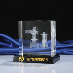 Modelo mecánico de encargo del cubo de cristal K3 grabado con láser 9d para el aniversario