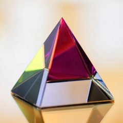 Многоцветная хрустальная пирамида Пресс-папье на заказ 3D лазерная гравировка хрустальная пирамида для деловых подарков