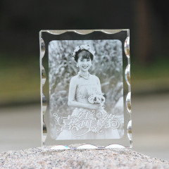 Hochwertiger, individuell gestalteter, transparenter 3D-Kristallwürfel-Fotorahmen mit Lasergravur als Hochzeitsgeschenk