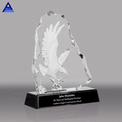 Trofeo de águila voladora de cristal grabado de lujo con servicio OEM al por mayor de China para premios VIP de liderazgo