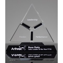 Nouveaux trophées d'anniversaire de cristal de triangle de coupe de cadeaux d'affaires personnalisés