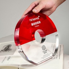 Offres spéciales personnalisé couleur ronde cristal verre cercle trophée célébration cadeau clair avec plaque de récompense en cristal rouge