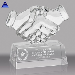Trophée de poignée de main en cristal de papeterie de bureau personnalisé 2020 pour les souvenirs