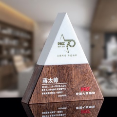 Nouveau design Personnaliser les trophées en forme de triangle Plaque de marbre Trophée de cristal en bois
