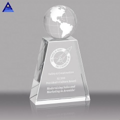 Récompense de globe de prise de main en cristal de conception unique pour le souvenir juste