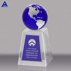 Trophées et récompenses de globe de coin mondial accentués de cristal bleu personnalisé