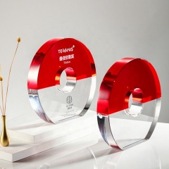 Offres spéciales personnalisé couleur ronde cristal verre cercle trophée célébration cadeau clair avec plaque de récompense en cristal rouge
