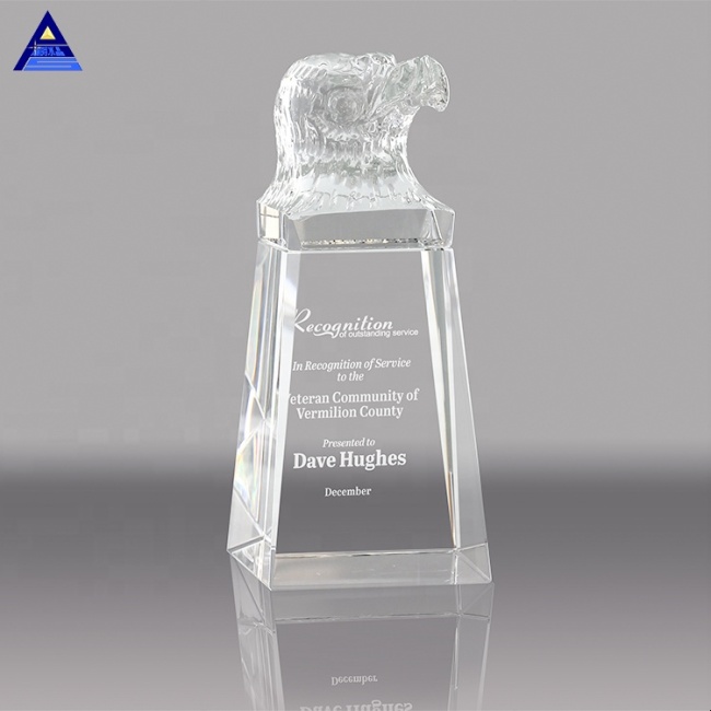 Trofeo de premio de forma de águila de cristal transparente de belleza de alta calidad al por mayor de China para regalo de empresa