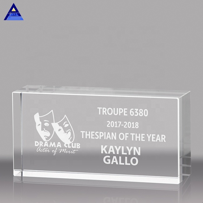 El regalo en blanco al por mayor personaliza el soporte de la placa del trofeo de cristal transparente colorido