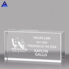 El regalo en blanco al por mayor personaliza el soporte de la placa del trofeo de cristal transparente colorido