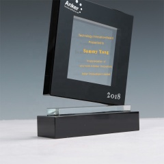 Premios de cristal de trofeo de cristal grabado con láser personalizados Premios de trofeo de cristal negro K9