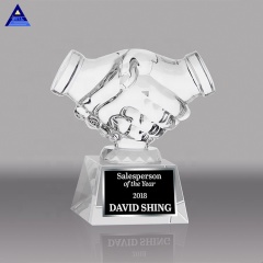 Trofeo de apretón de manos Trofeo de premio de cristal de apretón de manos grabado al por mayor para regalos de empresa