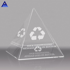 Presse-papiers en forme de pyramide en verre de cristal de prix usine avec le logo gravé sur le fond