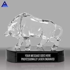Modèle puissant de bétail en cristal d'animal de graveur de laser exquis, figurine de taureau en cristal à vendre