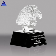 Modèle de trophée d'aigle en cristal de quartz de haute qualité sculpté à la main en gros avec base noire