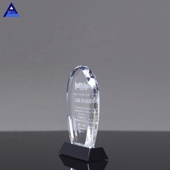 Trophée ovale à facettes en cristal classique de bonne qualité sur la base noire