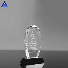 Trophée ovale à facettes en cristal classique de bonne qualité sur la base noire