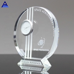 Cadeaux de mariage en gros Souvenirs Design Unique Horloge de Table en cristal optique claire personnalisée pour la décoration intérieure