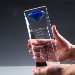Trofeo de cristal de diamante 2021 con logotipo grabado/trofeo de diamante de cristal transparente/premio de cristal en forma de diamante para regalo de negocios