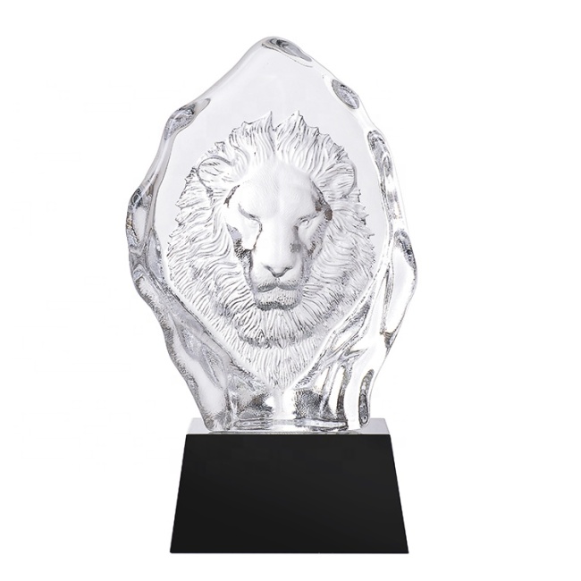 Venta al por mayor, piezas de decoración de cristal pulido personalizadas, estatuilla de Animal de León de cristal con Base negra