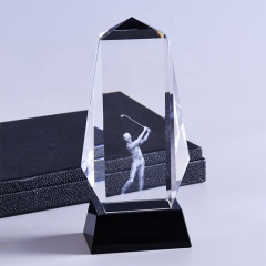 El cristal óptico tallado grabado con láser 3D al por mayor del golf premia el trofeo con la base