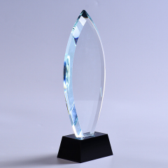 Hochwertige ovale Kristall-Trophäe in Blattform aus K9-Blockglas mit schwarzem Sockel
