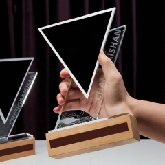 Nuevo trofeo de aniversario de cristal triangular de corte de regalo de boda de negocios personalizado premios de placa de cristal