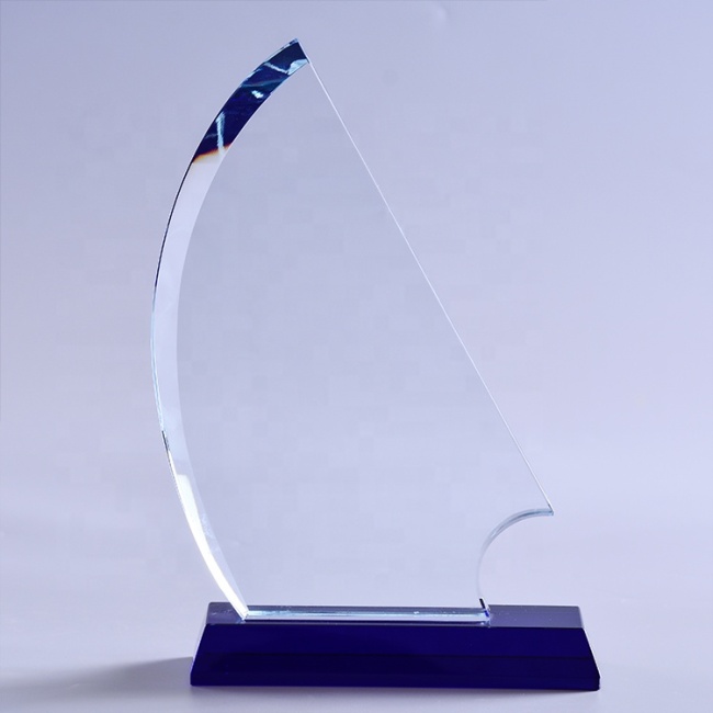 Trophée de récompense en verre de jade de forme de bateau à voile en gros pour des souvenirs de concours de sports