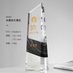 Logotipo grabado personalizado Placa de cristal negro y transparente Bloque Escudo Corona Obelisco Premio de trofeo de cristal