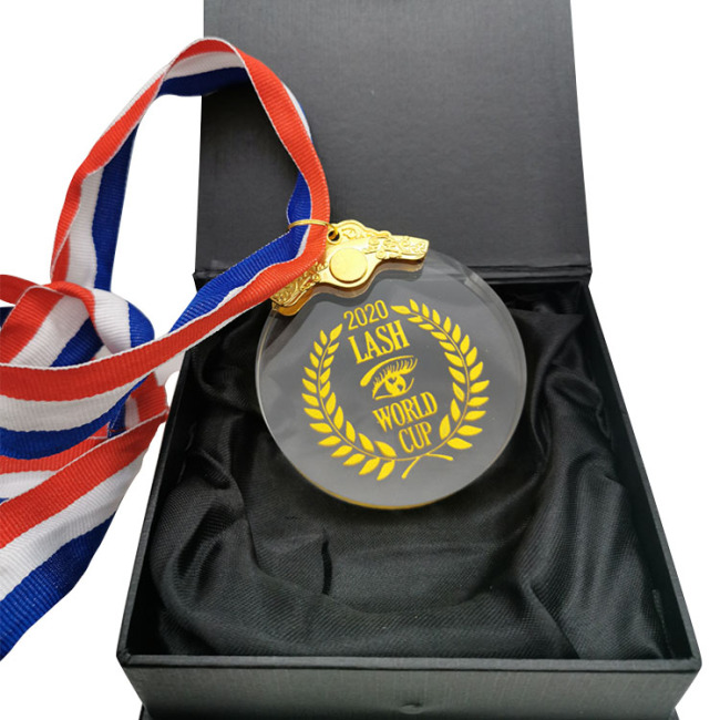 Pas cher En Gros Gravure Ronde Cristal Verre Médaille Compétition Sportive Étudiant Graduation Saison Souvenir Médaille En Métal