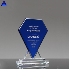 L'approvisionnement d'usine personnalise les trophées de cristal laser de style 3D et l'artisanat en cristal de forme de bouclier pour les cadeaux