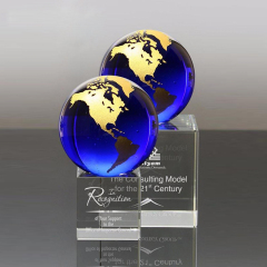 Monde en verre debout sur une base de cube gravée presse-papiers optique globe de cristal bleu terre