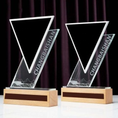 Nouveau cadeau de mariage d'affaires personnalisé coupe Triangle cristal anniversaire trophée cristal plaque de verre récompenses