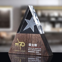 Nouveau design Personnaliser les trophées en forme de triangle Plaque de marbre Trophée de cristal en bois