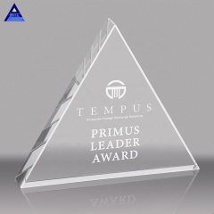 Premio de pisapapeles de triángulo de cristal óptico al por mayor de productos de China con logotipo personalizado grabado en el interior