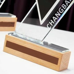 Nuevo trofeo de aniversario de cristal triangular de corte de regalo de boda de negocios personalizado premios de placa de cristal