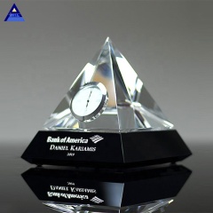 Reloj clásico de pirámide de cristal de mesa, reloj de escritorio de cristal triangular para regalos de recuerdo