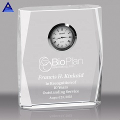 Horloge en cristal de décoration de gravure en cristal 3D pour des cadeaux en cristal de souvenirs de mariage