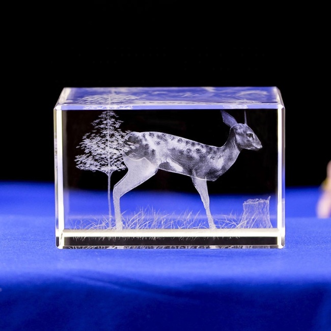 Cube de bloc de cristal gravé au Laser en 3D d'animaux de cerf d'assurance élégant en gros pour des Souvenirs de tourisme