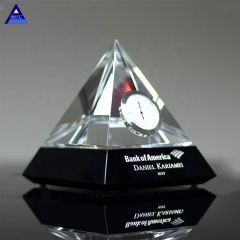 Reloj clásico de pirámide de cristal de mesa, reloj de escritorio de cristal triangular para regalos de recuerdo